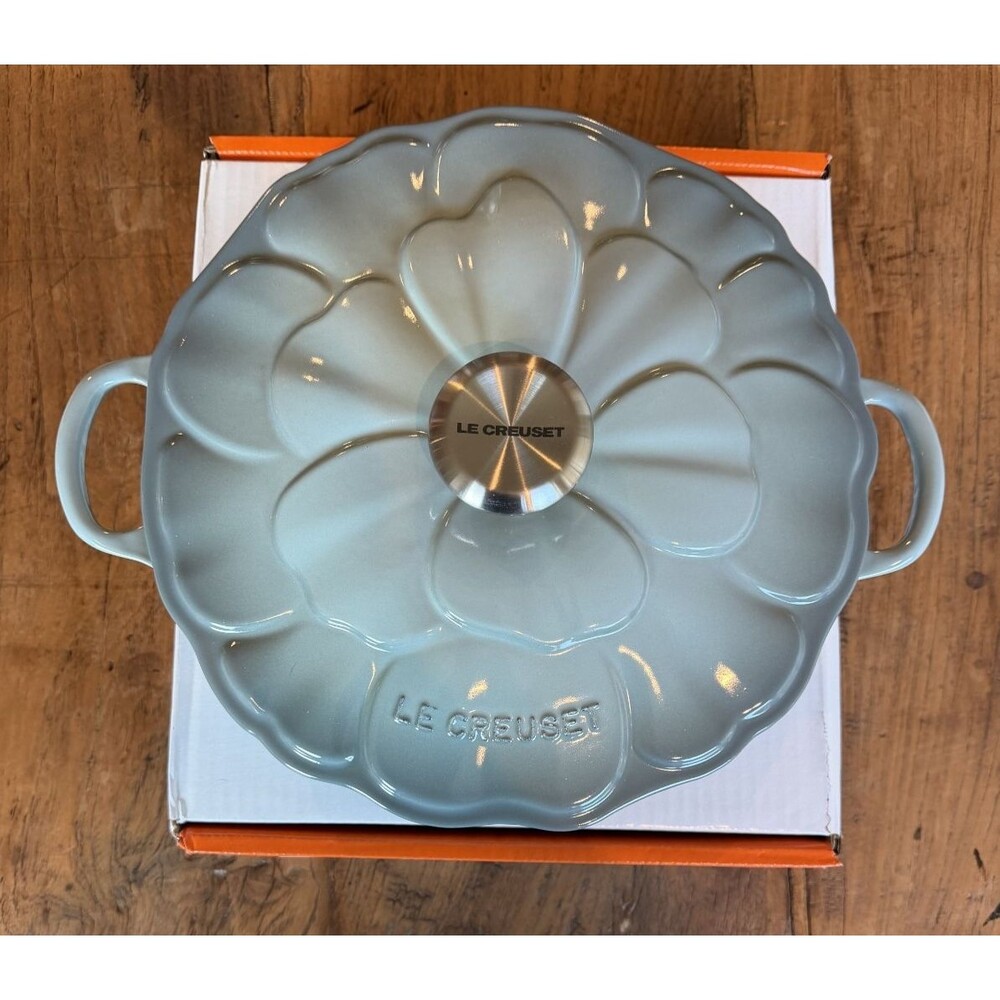 Le Creuset Signature Cast Iron Petal Shallow Casserole 2.5 qt Sea Salt #26 NEW